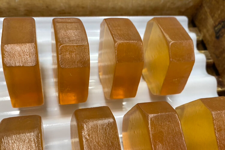 　貴重な枠練り製法の透明石鹸 家族全員で使える