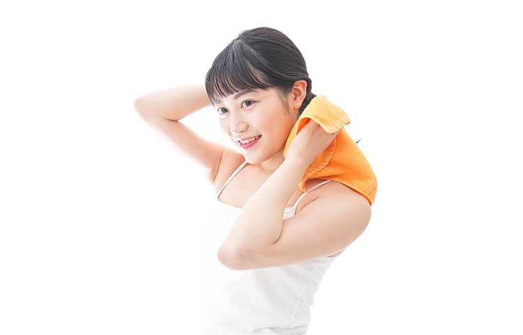 髪をふく女性